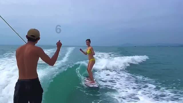 用英语写施依娜的名字？